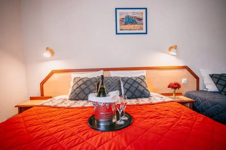 Chambre triple avec trois lits confortables et décoration soignée