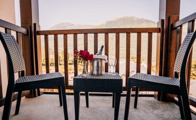 Chambre avec balcon et vue sur les montagnes