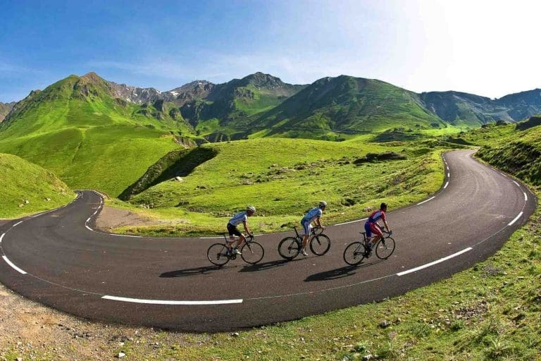 Cycliste en VTT sur un sentier de montagne dans les Pyrénées