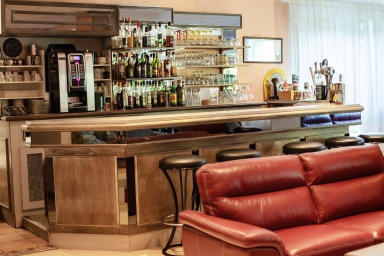Bar de l'Hôtel Le Montaigu avec ambiance chaleureuse