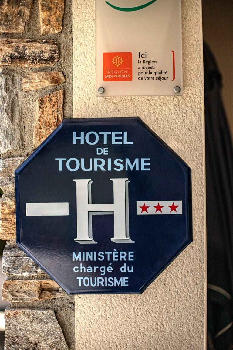 Enseigne trois étoiles de l'Hôtel Le Montaigu