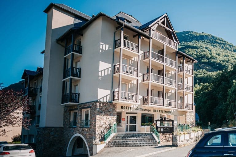 Façade principale de l'Hôtel Le Montaigu à Luz-Saint-Sauveur avec ses balcons fleuris