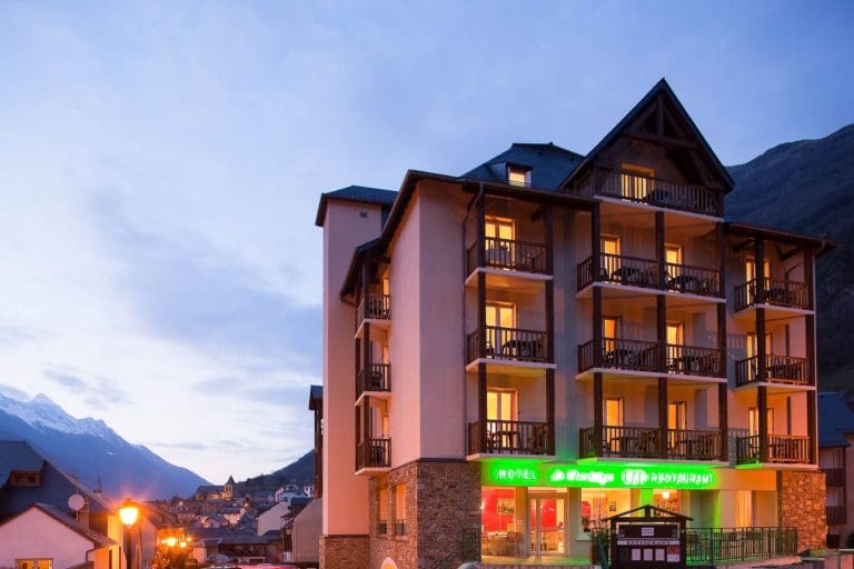 Hôtel Le Montaigu illuminé de nuit avec éclairage chaleureux