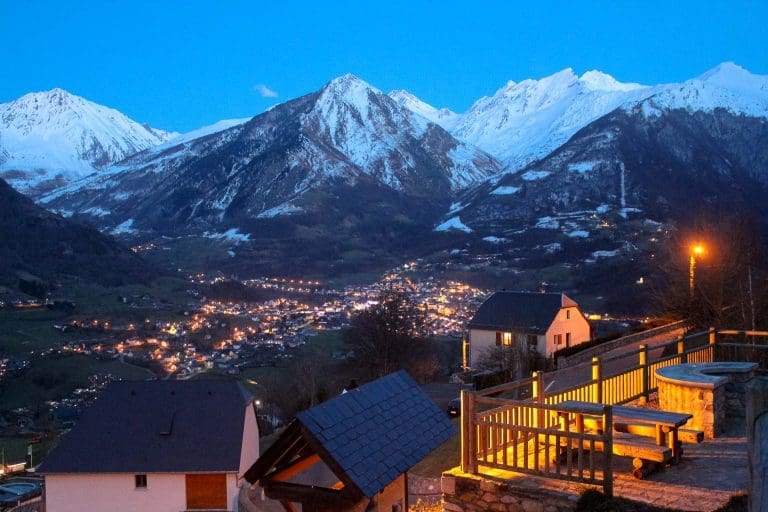 Terrasse extérieure de l'Hôtel Le Montaigu éclairée le soir