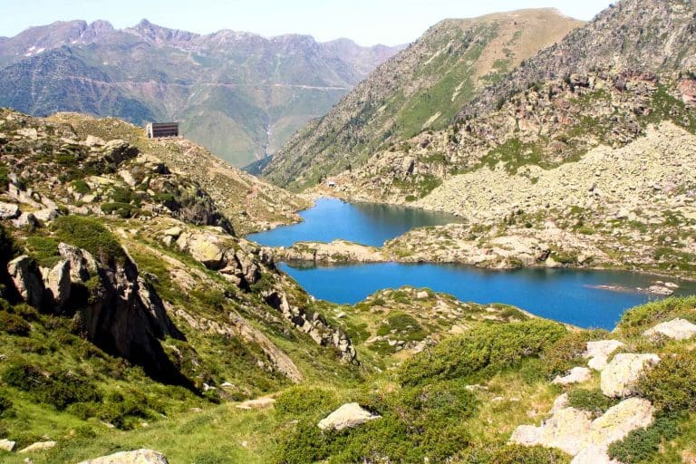 Lac de montagne entouré de sommets pyrénéens