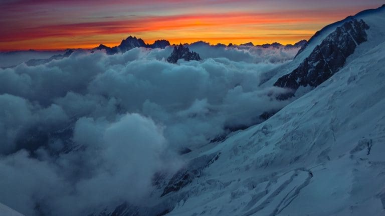 Coucher de soleil doré sur les sommets des Pyrénées