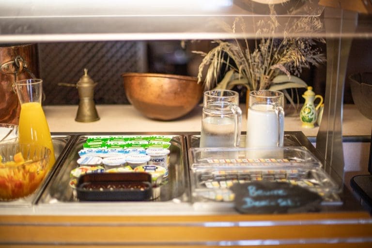 Petit-déjeuner buffet avec viennoiseries, fruits et boissons chaudes