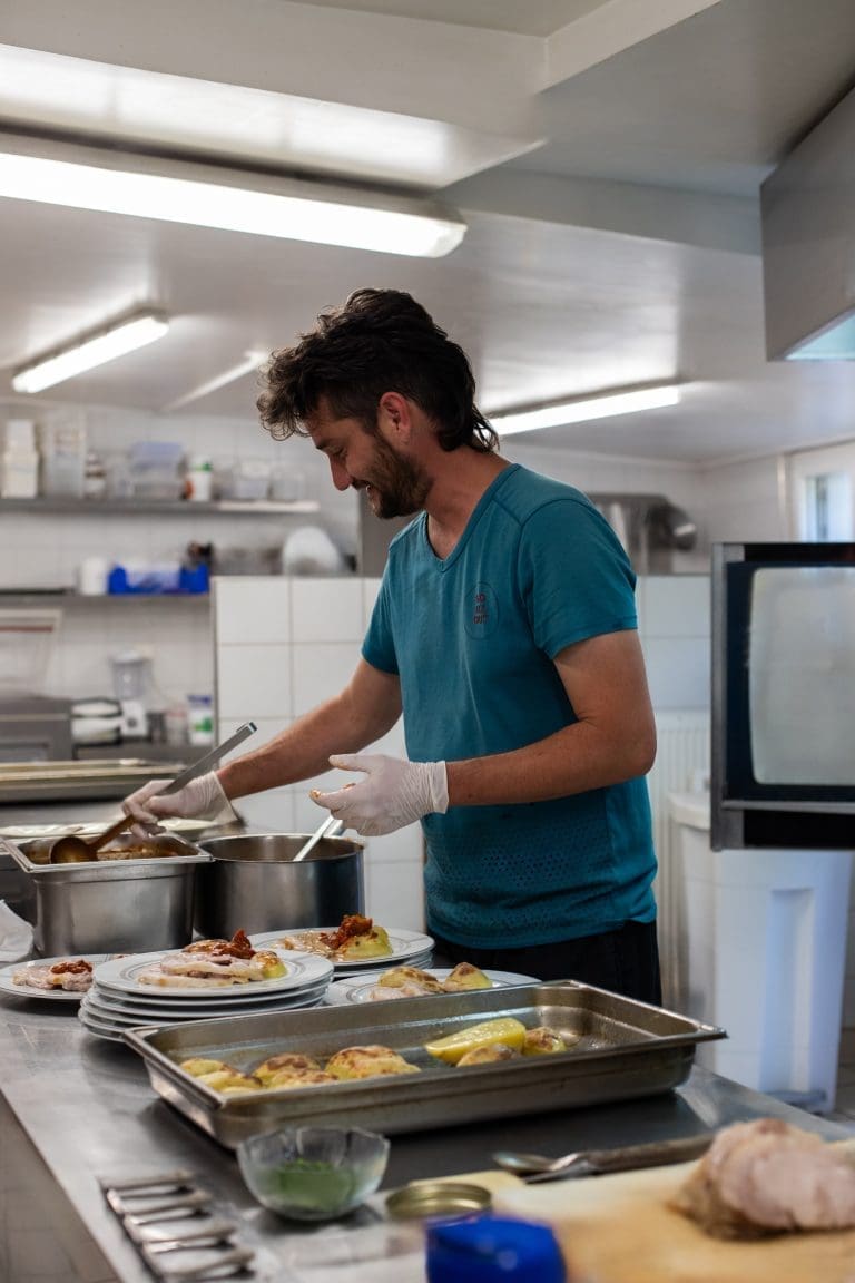 Plat de cuisine régionale pyrénéenne servi au restaurant