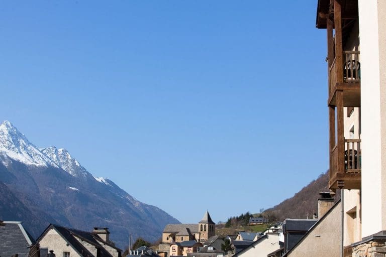Vue panoramique sur le village de Luz-Saint-Sauveur dans les Pyrénées